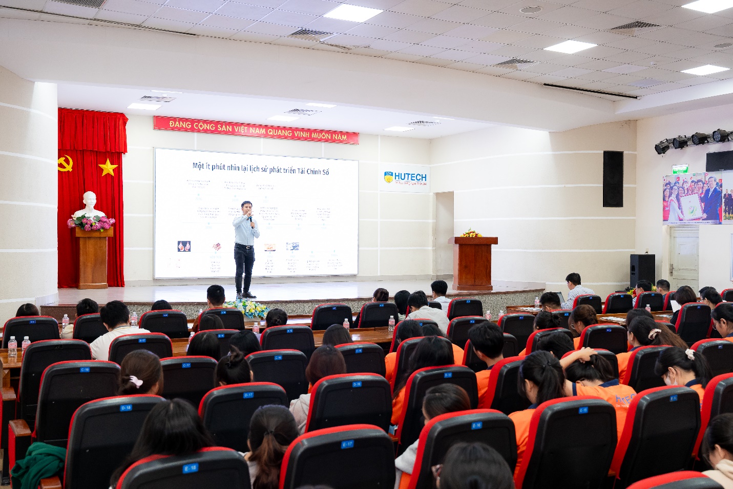 Chạm thực tiễn - Bắt nhịp xu hướng: Sinh viên Tài chính - Ngân hàng HUTECH sẵn sàng vào nghề- Ảnh 1.