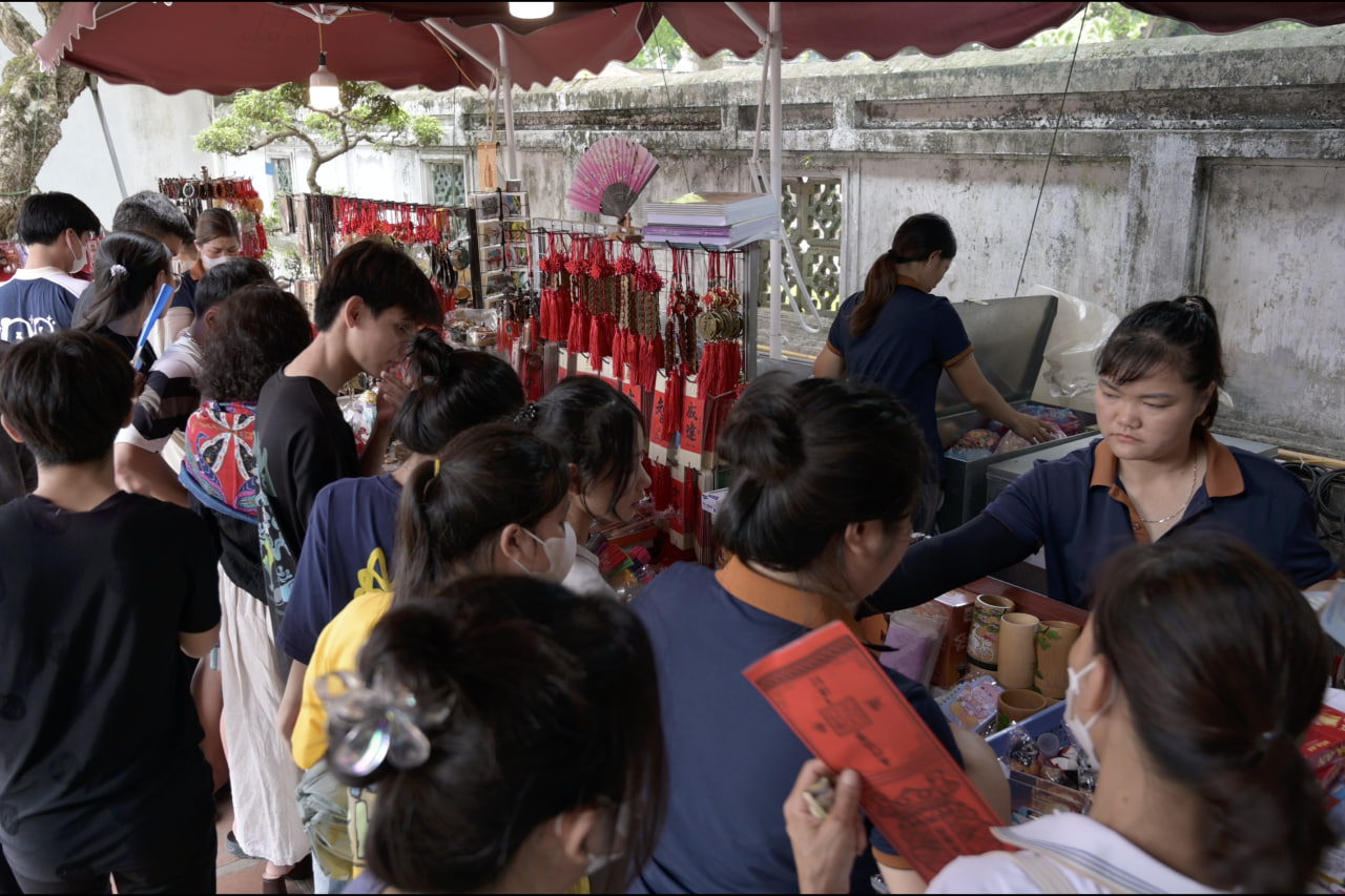 Văn Miếu, Việt Nam Quốc Tự kín sĩ tử đi cầu may: Người mang máy tính, người viết SBD, người lên TikTok tìm... văn khấn- Ảnh 2.
