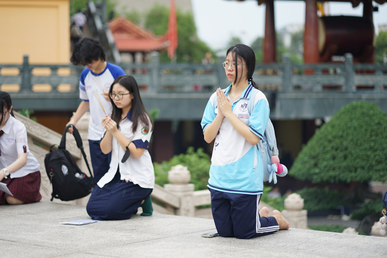 Văn Miếu, Việt Nam Quốc Tự kín sĩ tử đi cầu may: Người mang máy tính, người viết SBD, người lên TikTok tìm... văn khấn- Ảnh 14.