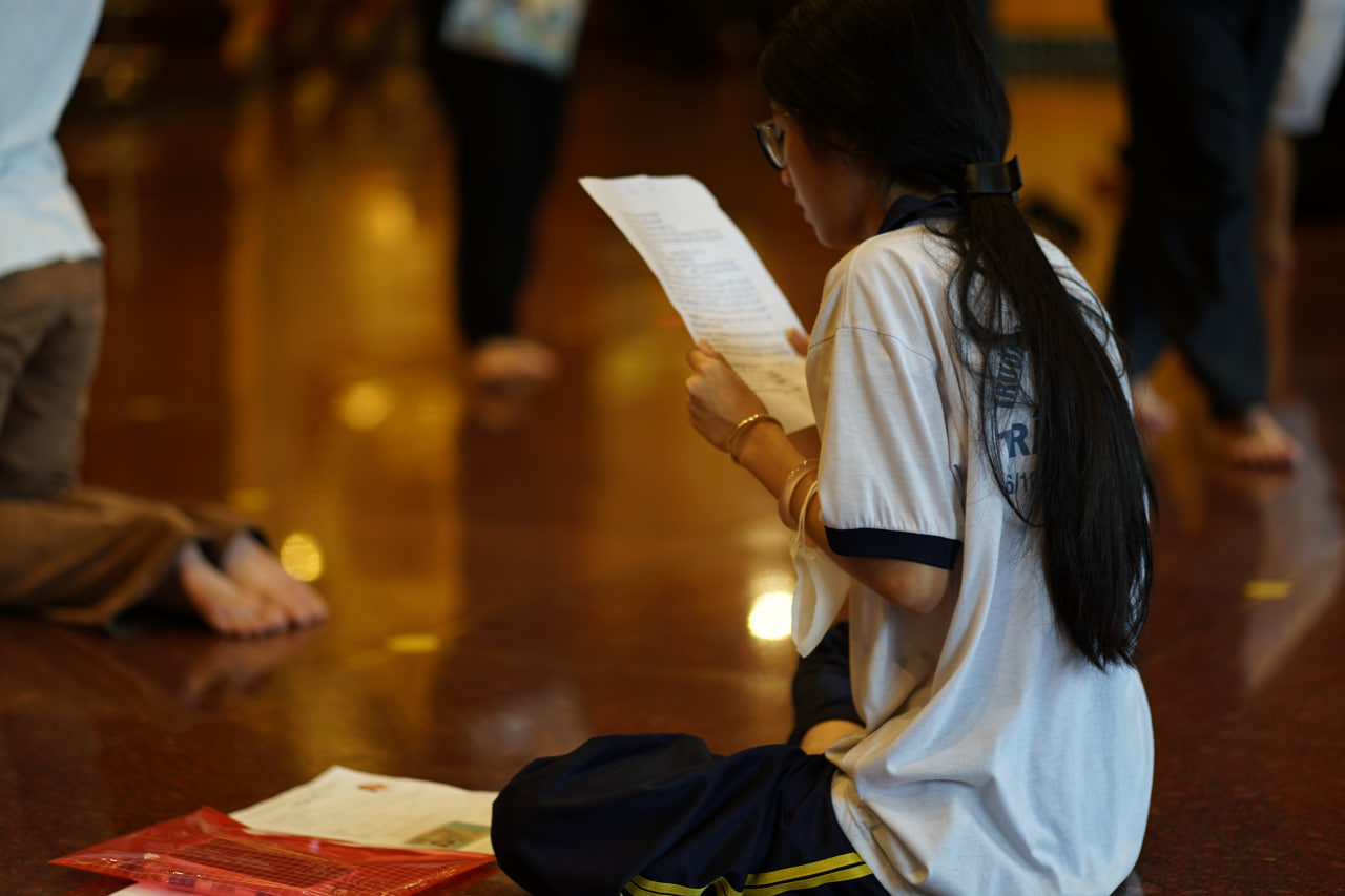 Văn Miếu, Việt Nam Quốc Tự kín sĩ tử đi cầu may: Người mang máy tính, người viết SBD, người lên TikTok tìm... văn khấn- Ảnh 17.