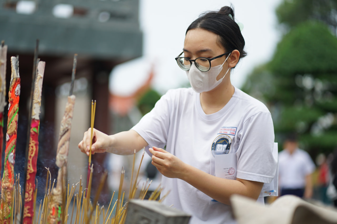 Văn Miếu, Việt Nam Quốc Tự kín sĩ tử đi cầu may: Người mang máy tính, người viết SBD, người lên TikTok tìm... văn khấn- Ảnh 18.