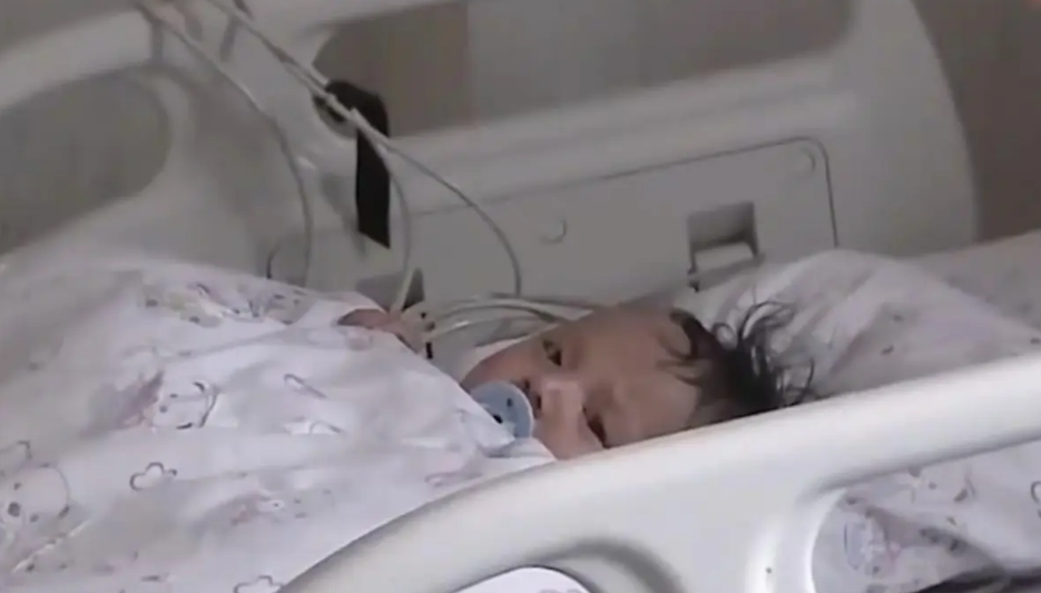 Bé gái 5 tháng tuổi đến viện với chiếc bụng toàn sỏi, bác sĩ kinh hoàng khi biết việc bố mẹ làm từ lúc bé mới sinh 3 ngày- Ảnh 1.
