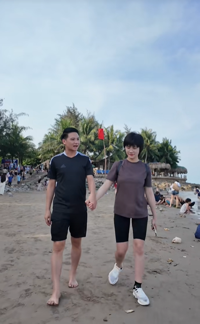 Ngôn tình của đôi vợ chồng Hà Nội dìu nhau qua cửa tử trước khi ly thân gây tranh cãi- Ảnh 4.