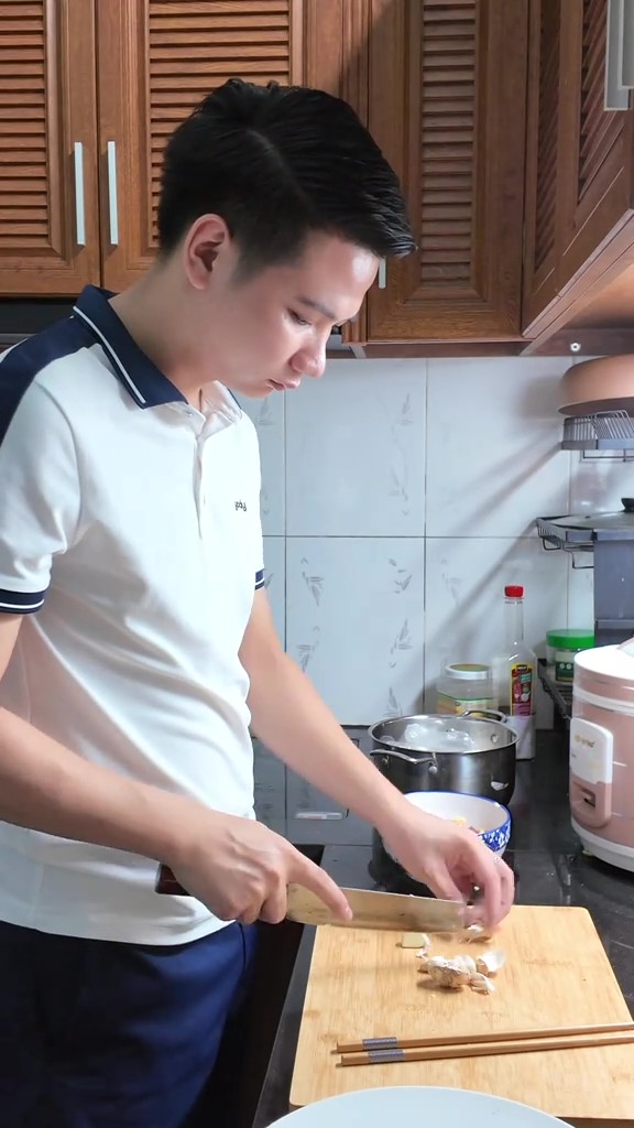 Người chồng Hà Nội chăm vợ mang thai bị xuất huyết não thông báo đã bỏ nhà đi vì quá khổ sở- Ảnh 1.