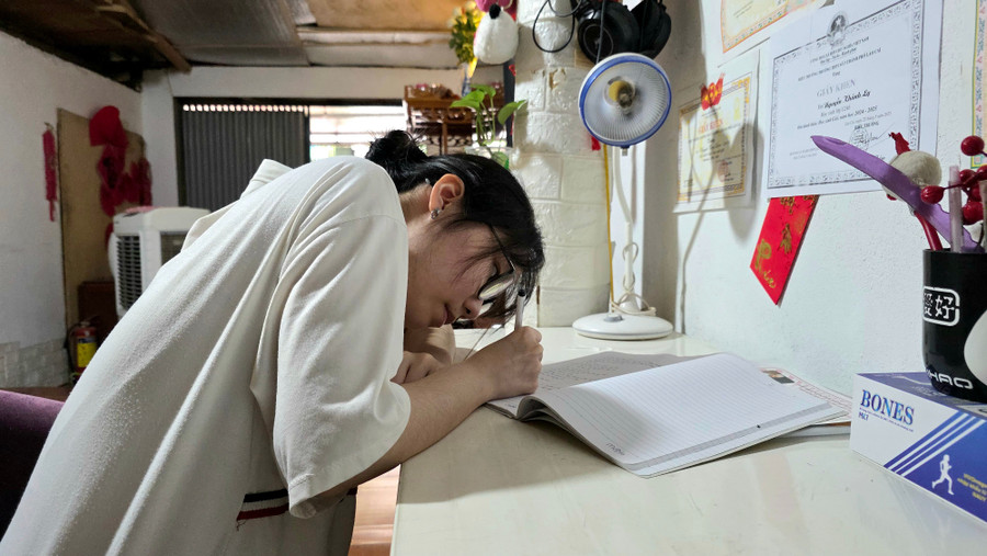 Nghị lực phi thường của nữ sinh khiếm thị ở Lào Cai- Ảnh 2.