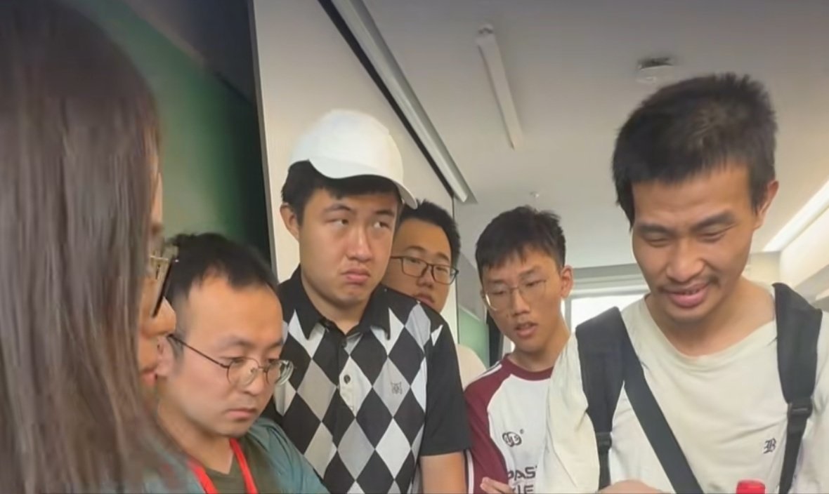 Hai thiên tài toán học cùng xuất hiện trong một khung hình: Vi Thần bất ngờ "phá vỏ", sôi nổi tranh luận trước đám đông- Ảnh 7.