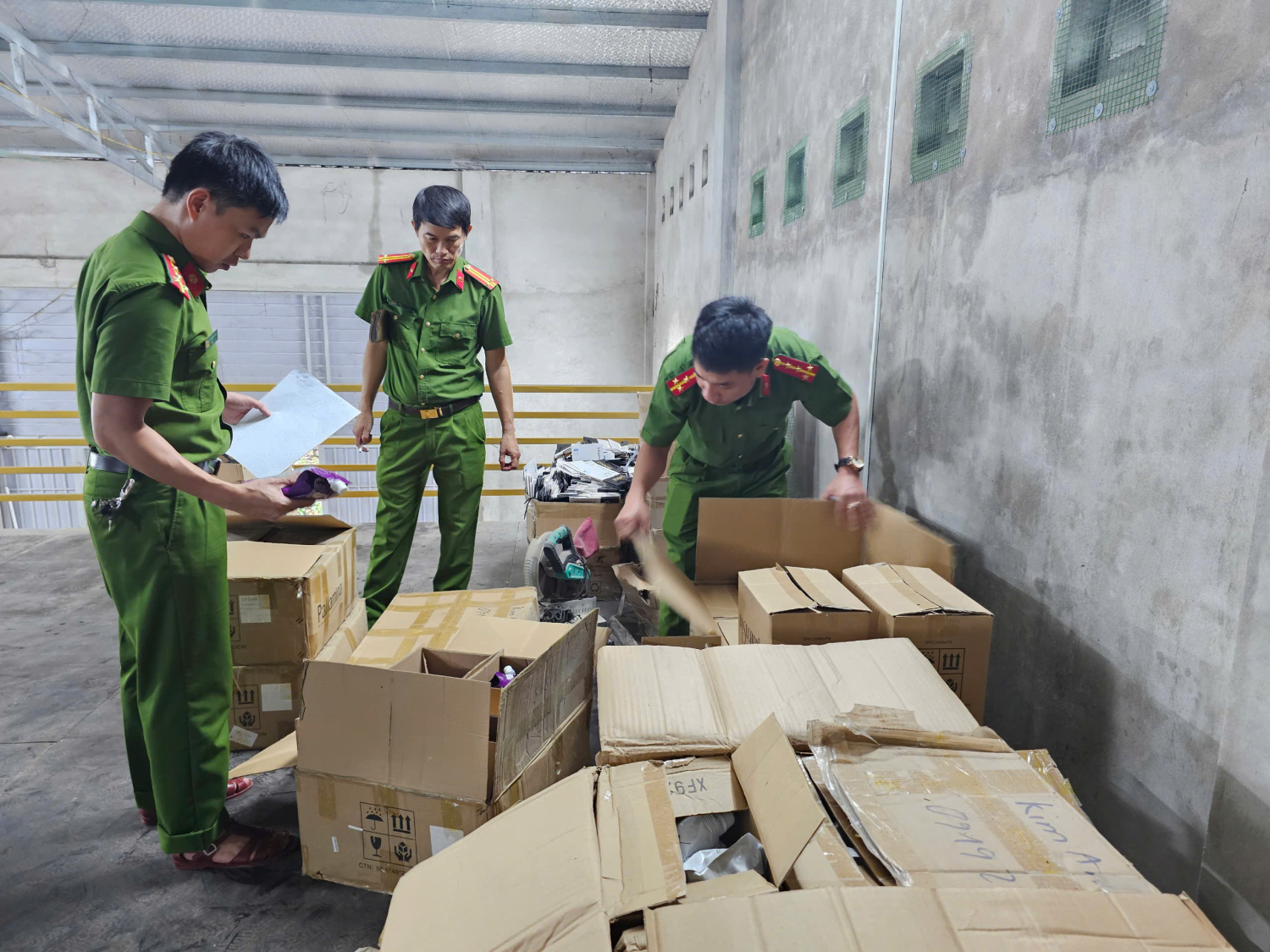 Hàng tấn mỹ phẩm không rõ nguồn gốc vừa phát hiện ở cửa hàng Kim Anh: 2.900 sản phẩm, 43 loại nhãn hàng- Ảnh 3.