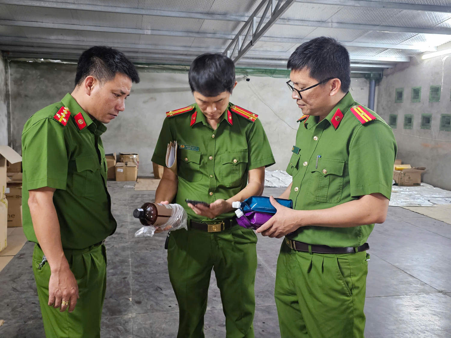 Hàng tấn mỹ phẩm không rõ nguồn gốc vừa phát hiện ở cửa hàng Kim Anh: 2.900 sản phẩm, 43 loại nhãn hàng- Ảnh 4.