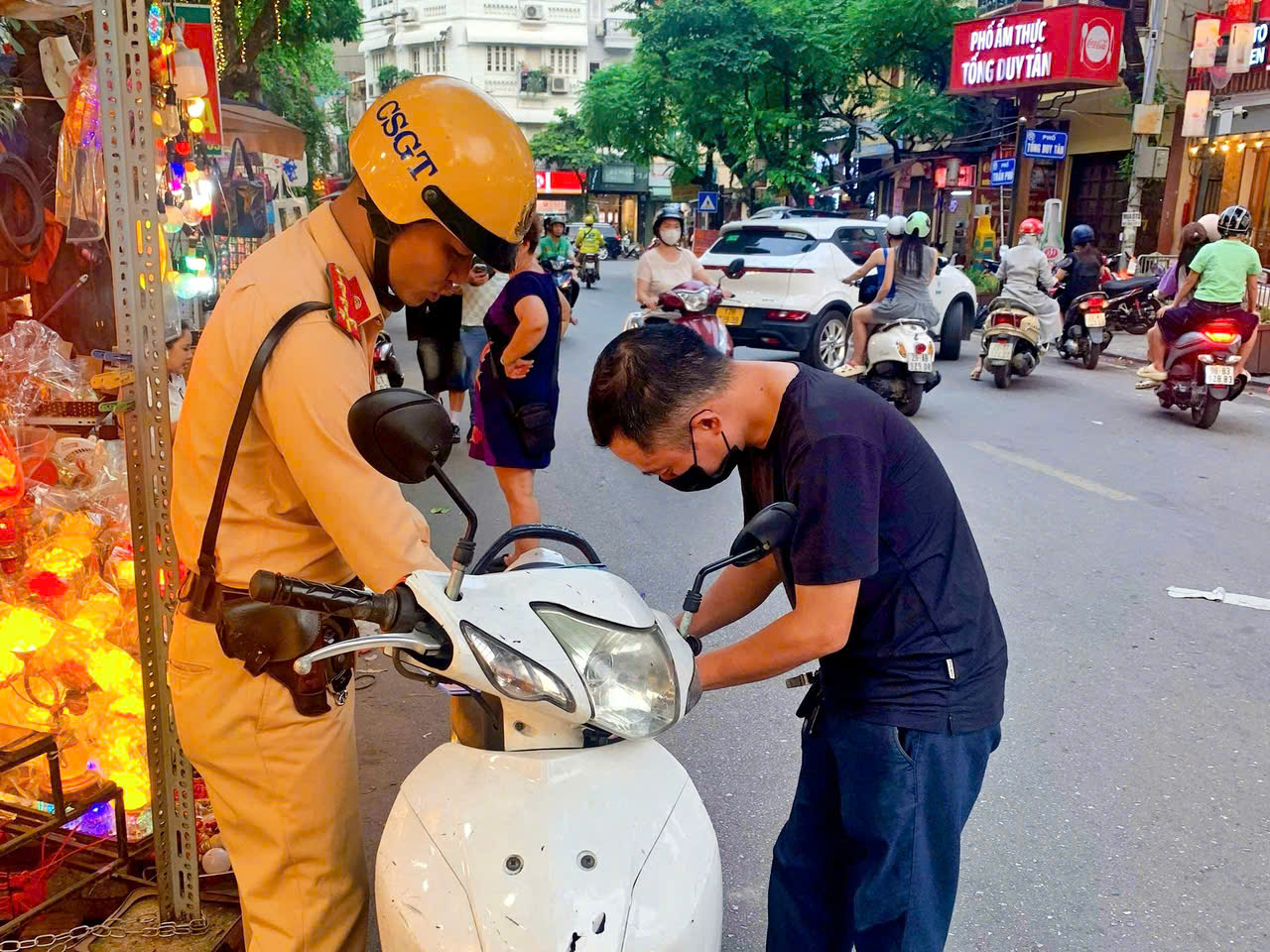 Kiên quyết lập lại trật tự tại khu “cà phê đường tàu”, dẹp bỏ hành vi nguy hiểm- Ảnh 2.