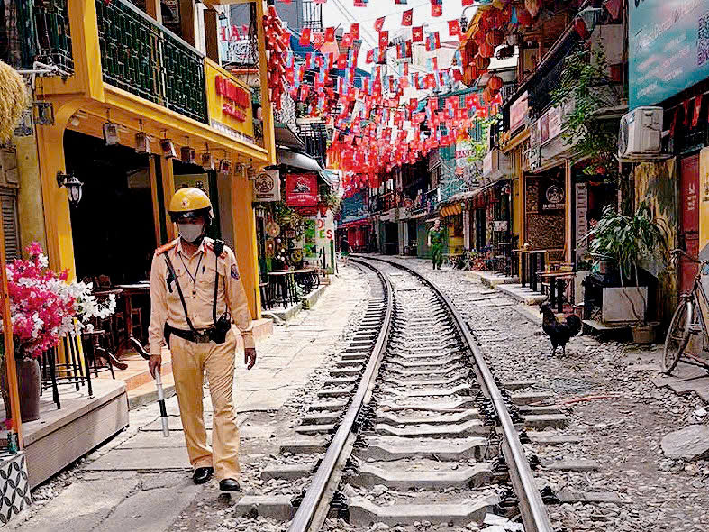 Kiên quyết lập lại trật tự tại khu “cà phê đường tàu”, dẹp bỏ hành vi nguy hiểm- Ảnh 4.