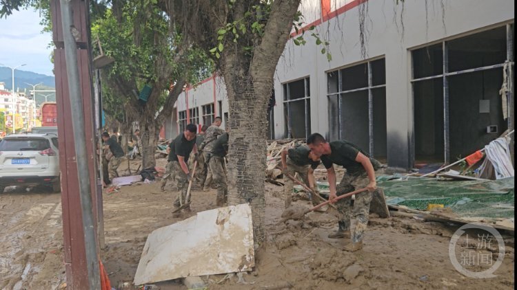 Những hình ảnh khó tin tại Trung Quốc sau trận lũ lịch sử: Khắp nơi bị nhấn chìm trong bùn đất, 6 người thiệt mạng- Ảnh 8.