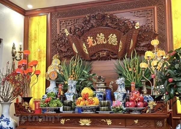 Nhà giàu đặt bình hoa bên trái bàn thờ, đây là 