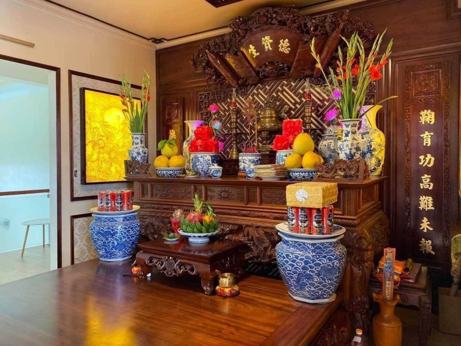 Nhà giàu đặt bình hoa bên trái bàn thờ, đây là 