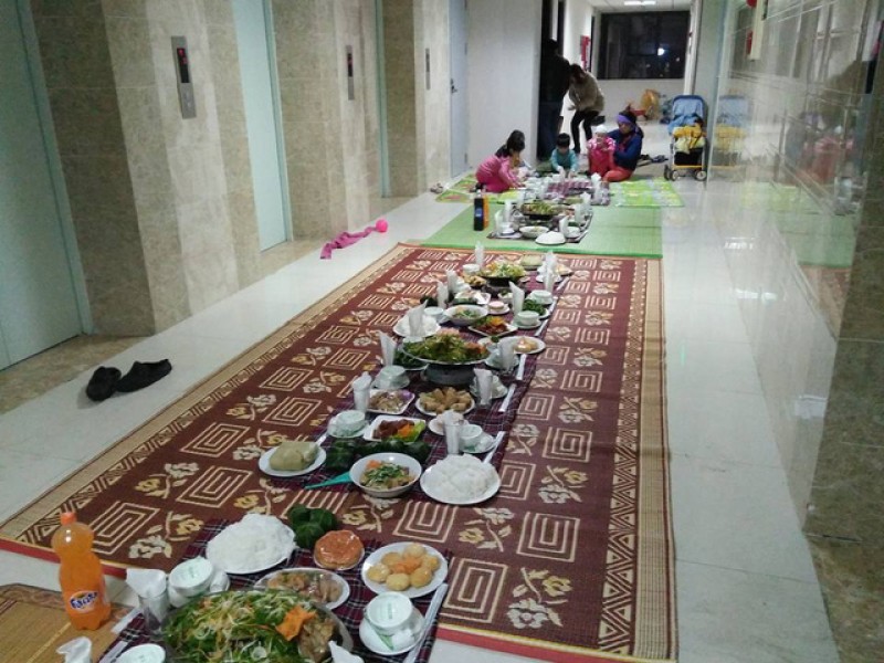 Ám ảnh liên hoan chung cư: Mất cả triệu bạc chỉ để ngồi cười trừ nhìn người khác thưởng thức 