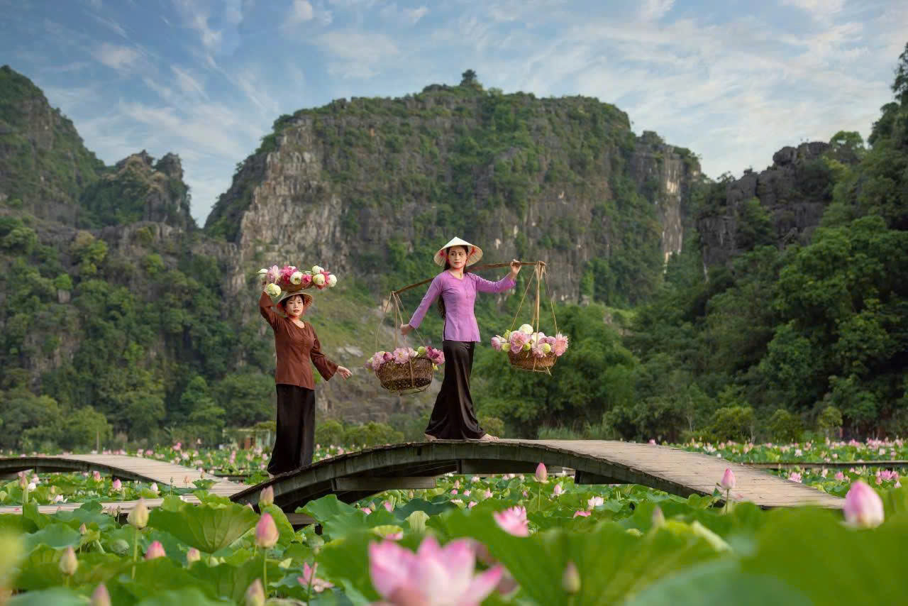 Ninh Bình đón lượng du khách tăng mạnh chỉ trong 6 tháng đầu năm- Ảnh 1.