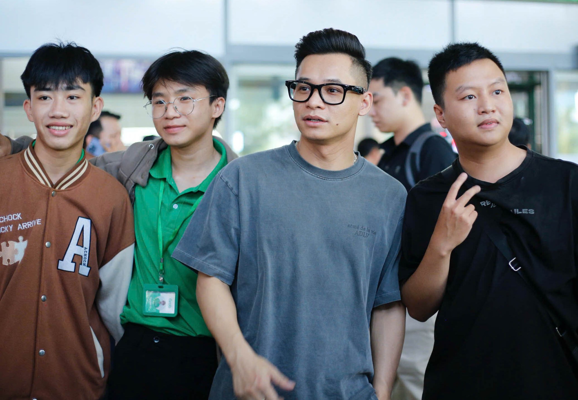 Anh tài Hồng Sơn diện đồ chất như nước cất chuẩn bị đấu MU, nhưng Độ Mixi mới gây "náo loạn" tại sân bay- Ảnh 5.
