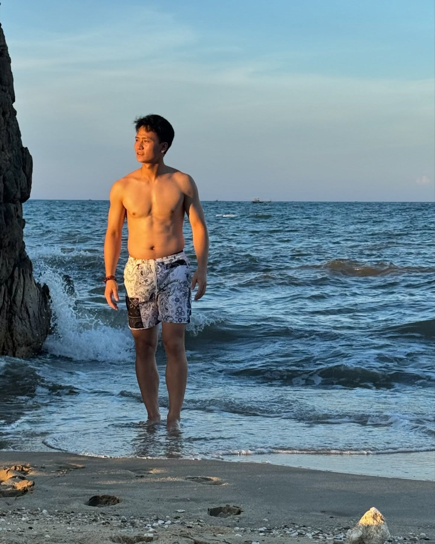 "Nam thần" U23 Việt Nam cầu hôn bạn gái sau 7 năm hẹn hò, nàng WAG cực sexy, thành tích học tập mới đáng nể- Ảnh 7.