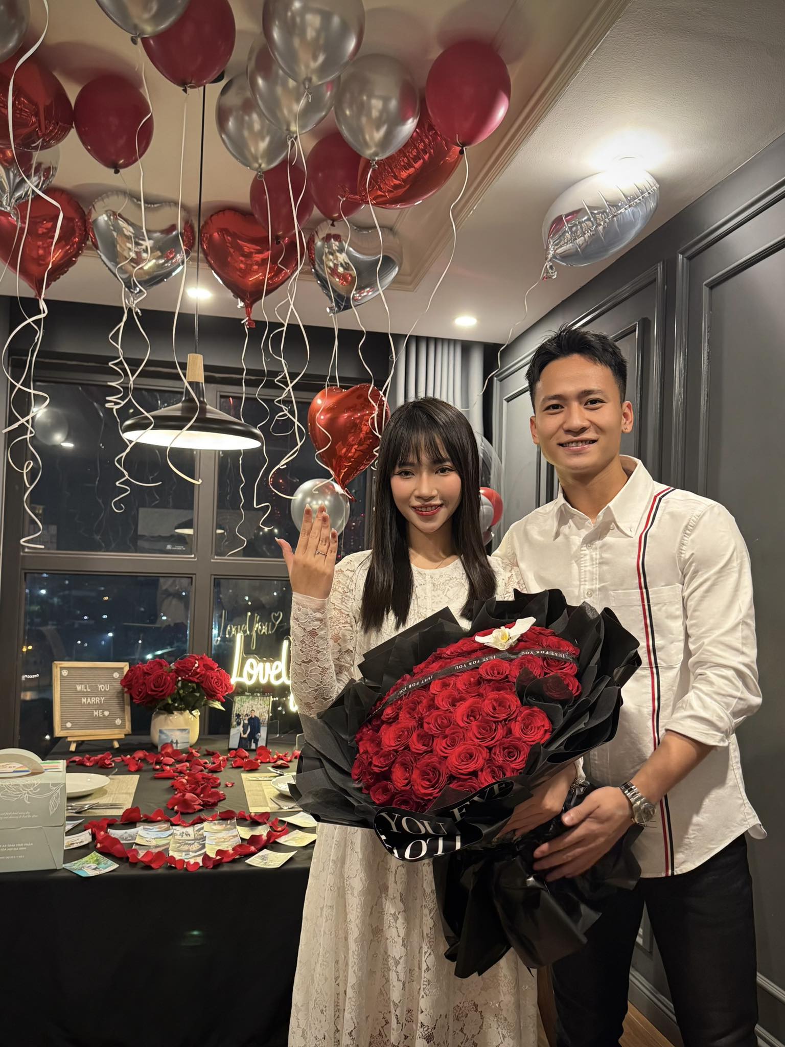 "Nam thần" U23 Việt Nam cầu hôn bạn gái sau 7 năm hẹn hò, nàng WAG cực sexy, thành tích học tập mới đáng nể- Ảnh 1.