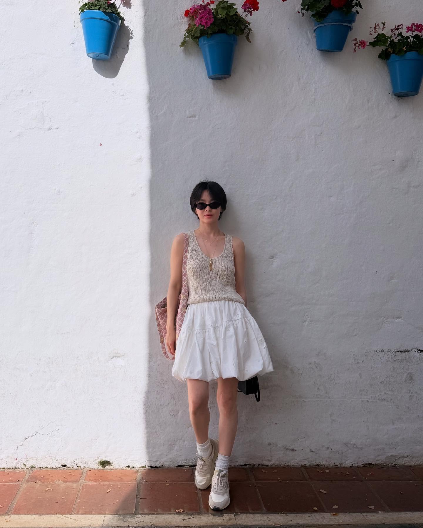 Song Hye Kyo mới c&oacute; loạt outfit đi du lịch si&ecirc;u trẻ v&agrave; đẹp, phụ nữ tr&ecirc;n 40 tuổi học theo l&agrave; qu&aacute; hợp- Ảnh 1.