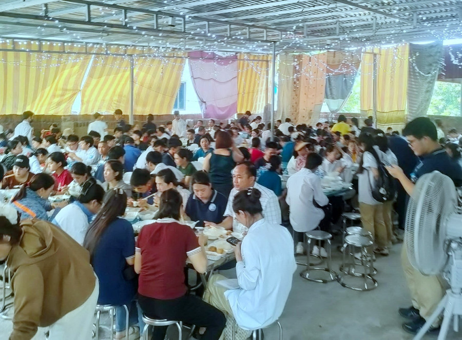 Phụ huynh Hà Nội nấu cơm chiêu đãi thí sinh trong ngày thi tốt nghiệp THPT- Ảnh 1.