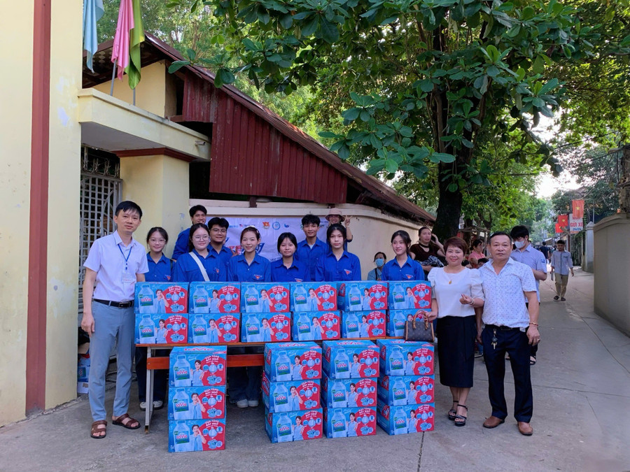Phụ huynh Hà Nội nấu cơm chiêu đãi thí sinh trong ngày thi tốt nghiệp THPT- Ảnh 3.
