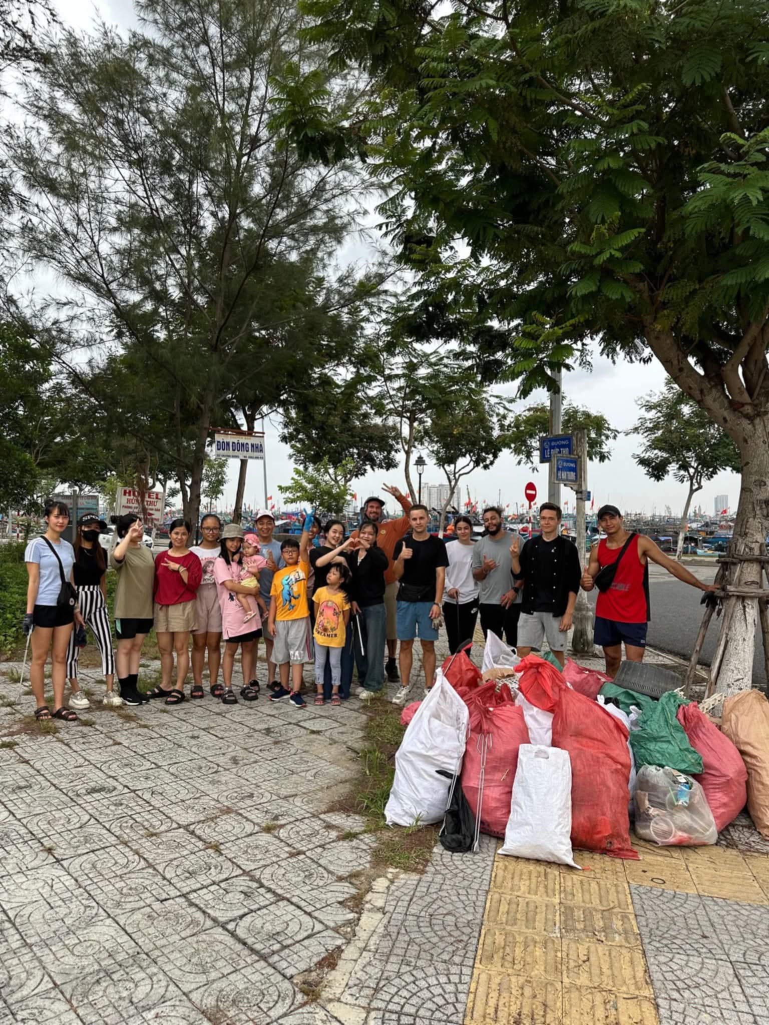 Chàng trai Nga đi nhặt rác ở Đà Nẵng: "Tôi yêu nơi này như quê hương và muốn làm điều gì đó"- Ảnh 2.