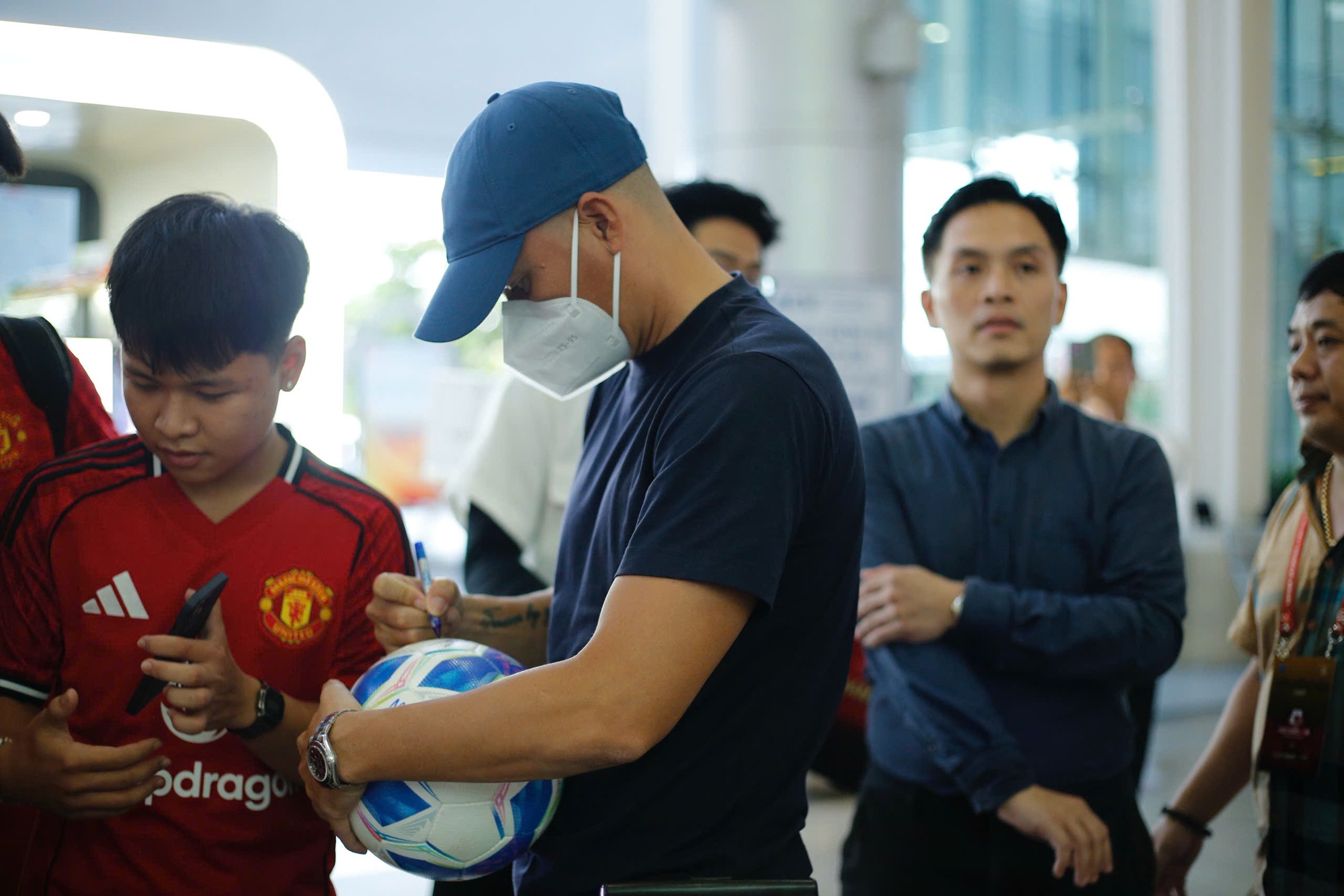 Tóm dính Công Vinh tại sân bay sau nửa năm ở ẩn, bịt khẩu trang kín mít, Thủy Tiên có lộ diện?- Ảnh 2.