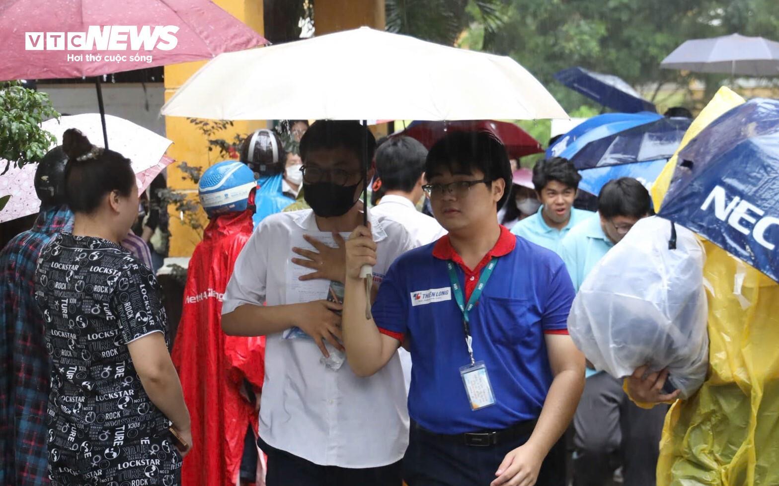 Thí sinh khóc thét với đề Toán mới, "đọc đề hết nửa thời gian"- Ảnh 15.