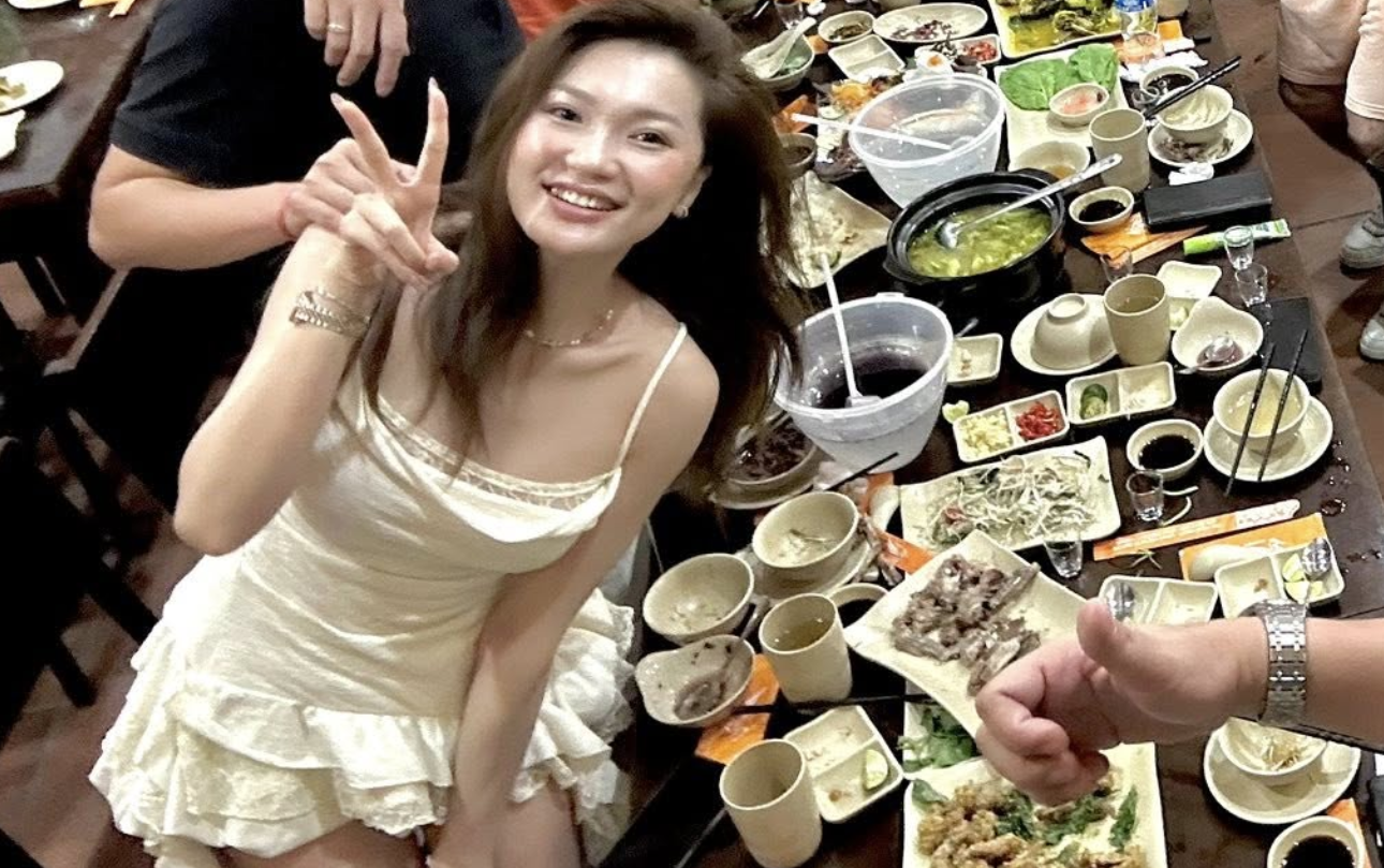 Dụi mắt không nhận ra Ngọc Nữ Top10 HHHV Việt Nam khi đi chơi với cầu thủ, bị MC Huyền Trang Mù Tạt 