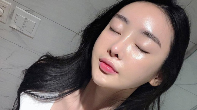 Tôi đã làm điều này khi ăn mận để tăng collagen, kết quả là da láng bóng mà không lên mụn nhọt- Ảnh 1. Tôi đã làm điều này khi ăn mận để tăng collagen, kết quả là da láng bóng mà không lên mụn nhọt- Ảnh 1.
