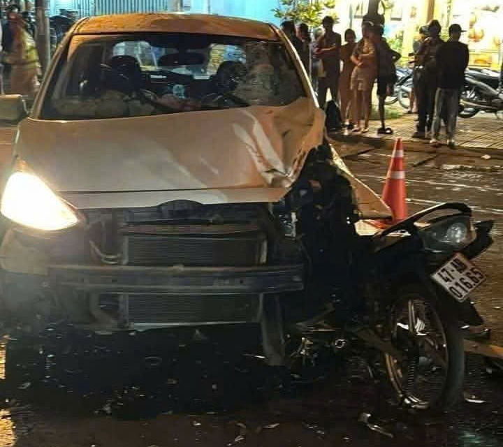 Xe máy và xe con đâm nhau, 2 thiếu niên tử vong- Ảnh 1.