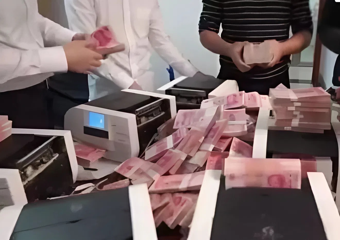 Huy động 300 cảnh sát đột kích căn biệt thự không người ở, tịch thu 4.700 tỷ đồng tiền mặt đủ chất đầy 2 xe tải- Ảnh 4.