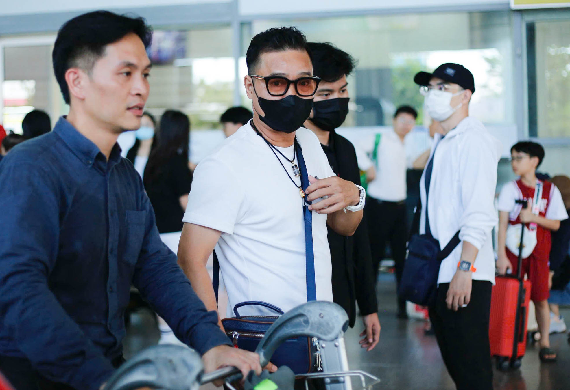 Anh tài Hồng Sơn diện đồ chất như nước cất chuẩn bị đấu MU, nhưng Độ Mixi mới gây "náo loạn" tại sân bay- Ảnh 3.