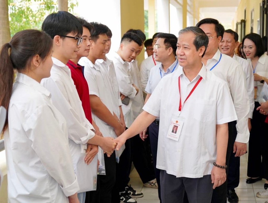 Bộ trưởng Nguyễn Kim Sơn chúc thí sinh cả nước "vượt vũ môn" thành công- Ảnh 1.