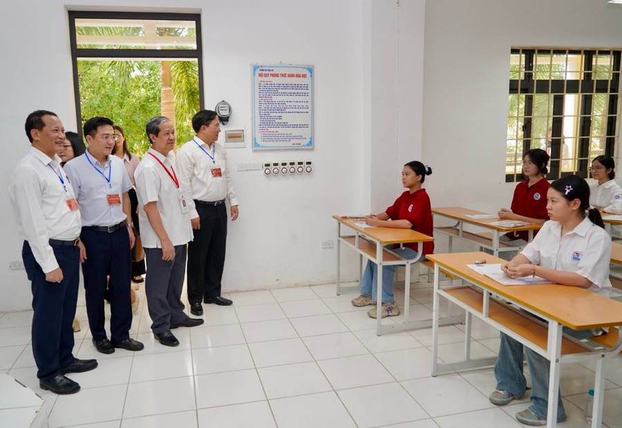 Bộ trưởng Nguyễn Kim Sơn chúc thí sinh cả nước "vượt vũ môn" thành công- Ảnh 2.