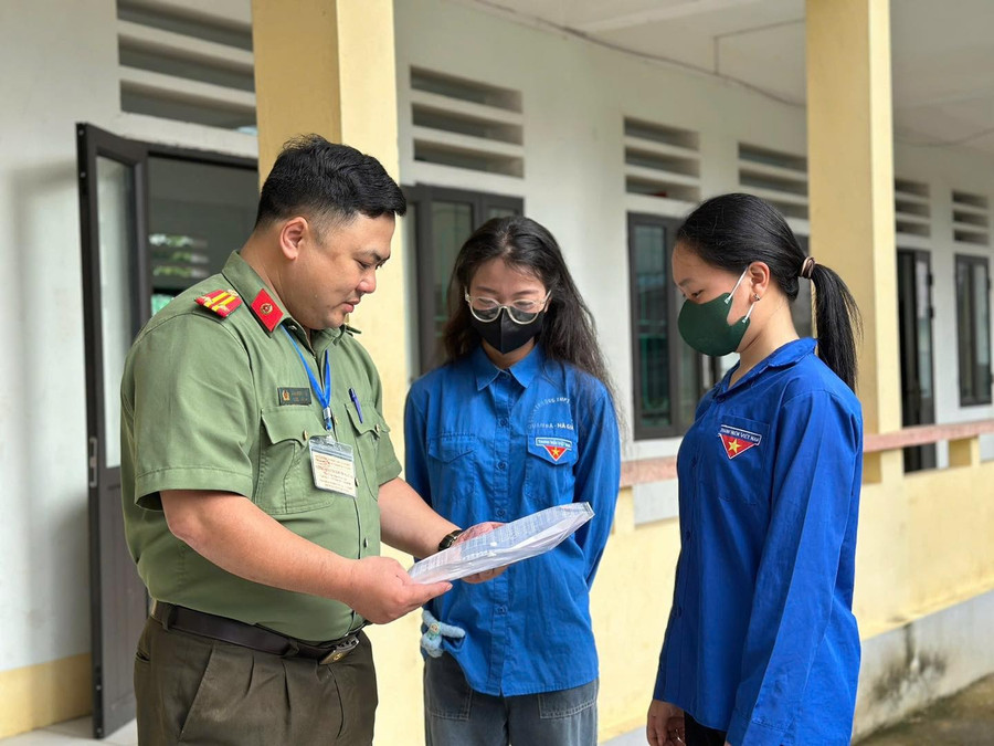 Công an thuyết phục nữ sinh không bỏ thi tốt nghiệp- Ảnh 1.