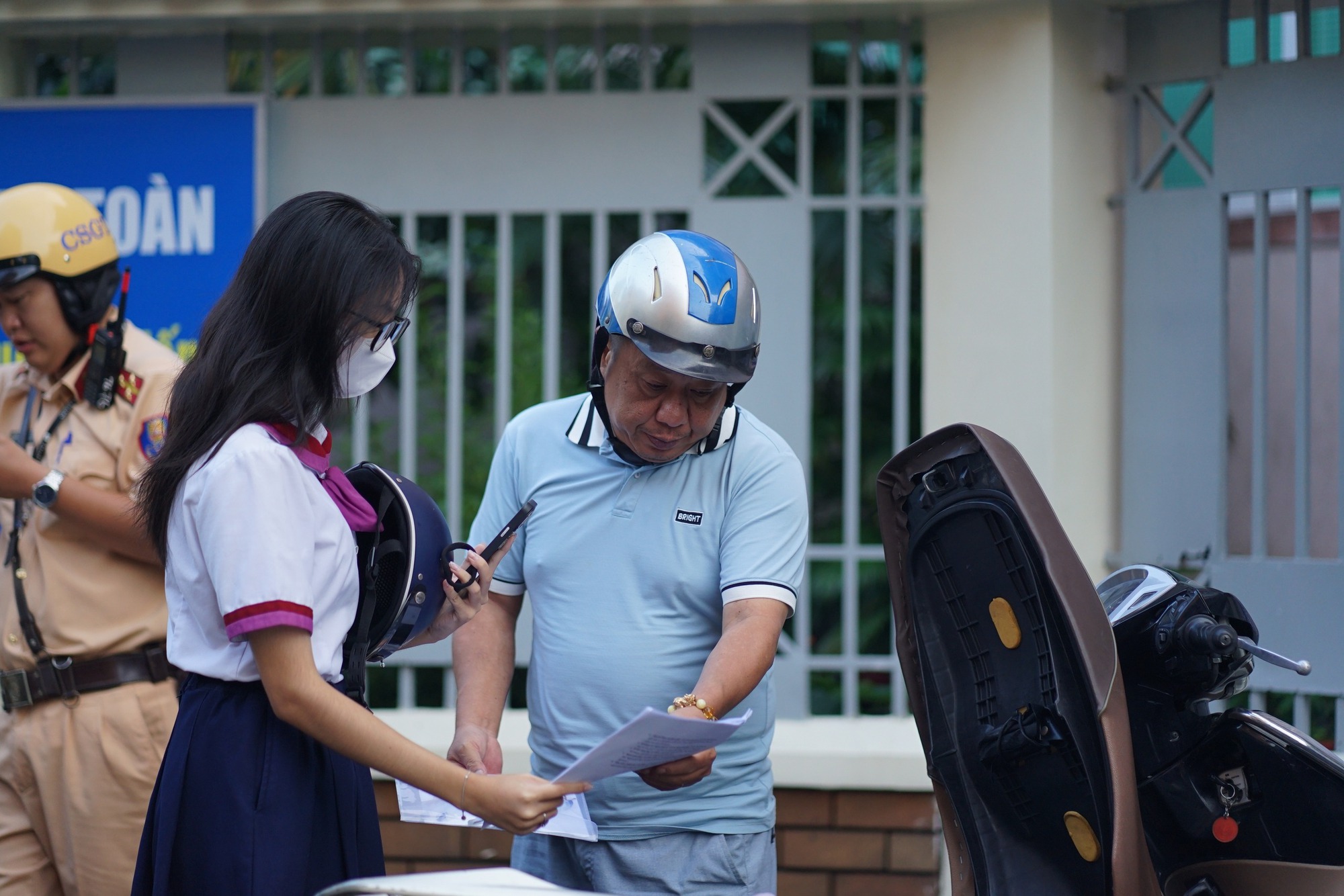 Thi tốt nghiệp THPT 2025 ngày cuối cùng: Thí sinh người than khó, người hô to "chiến thắng rồi", dù sao thì nghỉ ngơi thôi!- Ảnh 52.