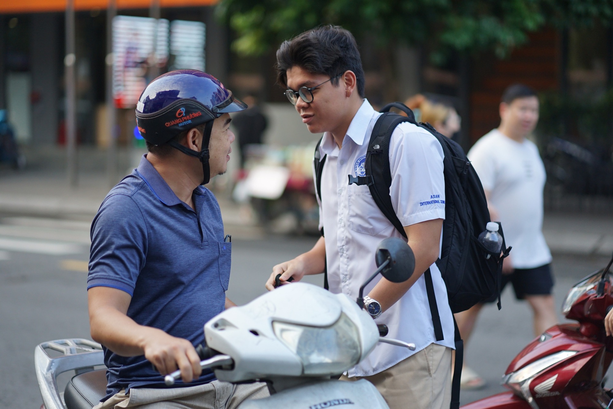 Thi tốt nghiệp THPT 2025 ngày cuối cùng: Thí sinh người than khó, người hô to "chiến thắng rồi", dù sao thì nghỉ ngơi thôi!- Ảnh 55.