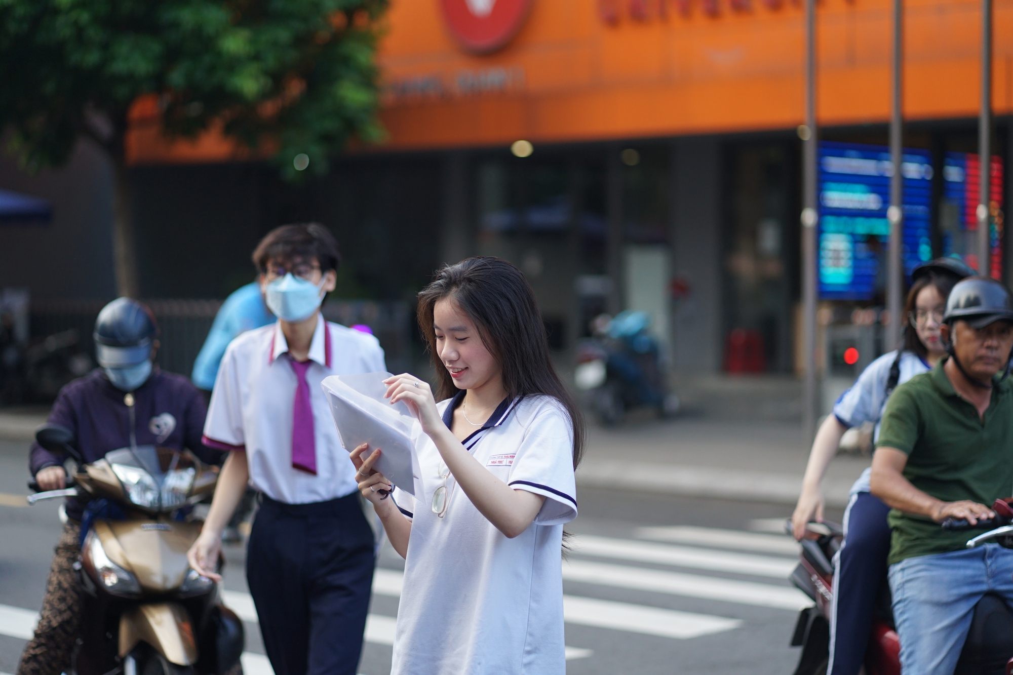 Thi tốt nghiệp THPT 2025 ngày cuối cùng: Thí sinh người than khó, người hô to "chiến thắng rồi", dù sao thì nghỉ ngơi thôi!- Ảnh 56.
