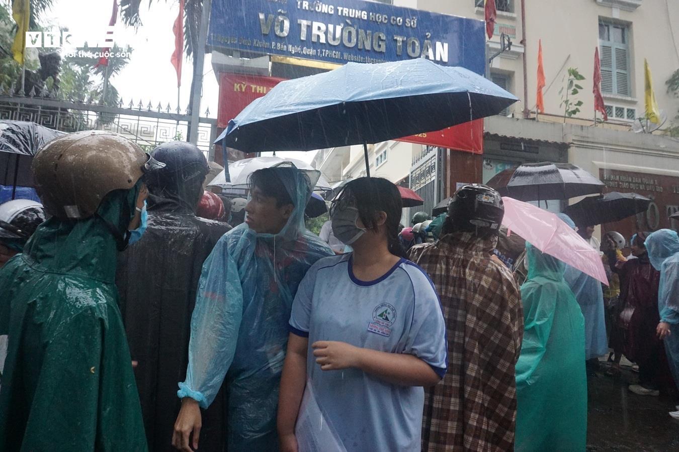 Thí sinh khóc thét với đề Toán mới, "đọc đề hết nửa thời gian"- Ảnh 13.
