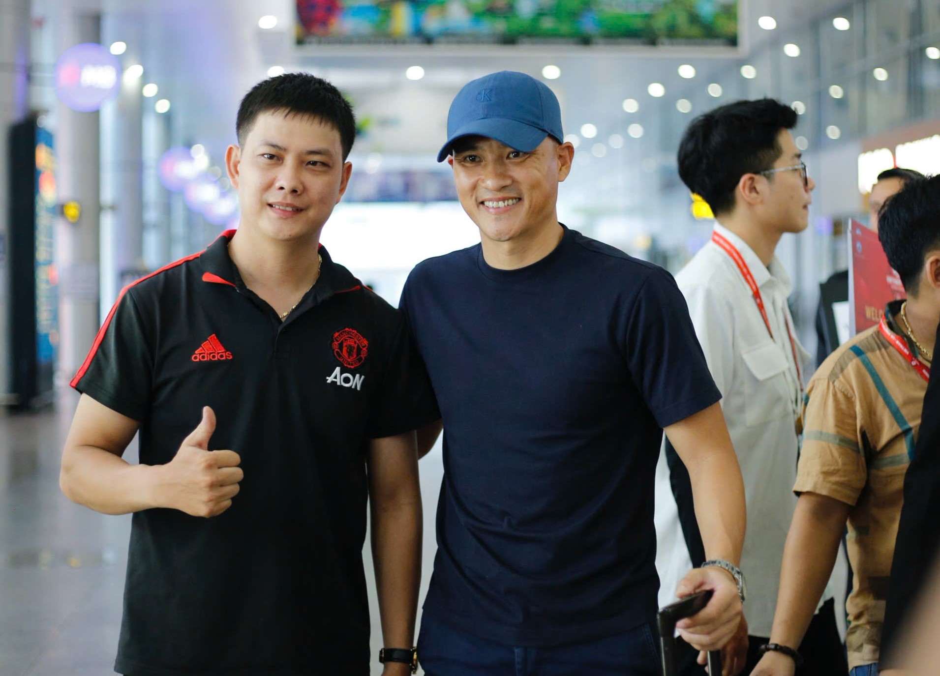 Tóm dính Công Vinh tại sân bay sau nửa năm ở ẩn, bịt khẩu trang kín mít, Thủy Tiên có lộ diện?- Ảnh 8.