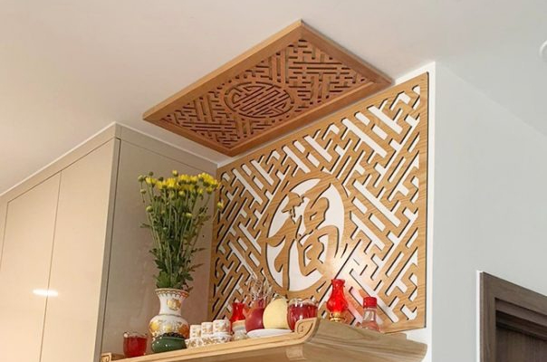 Nhà giàu đặt bình hoa bên trái bàn thờ, đây là 