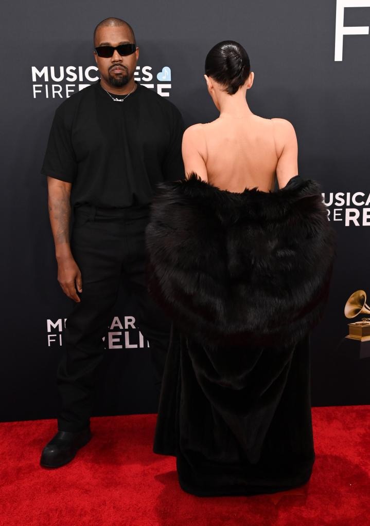 Sự thật trần trụi phía sau những màn hở hang lố lăng gây sốc của vợ Kanye West- Ảnh 2.