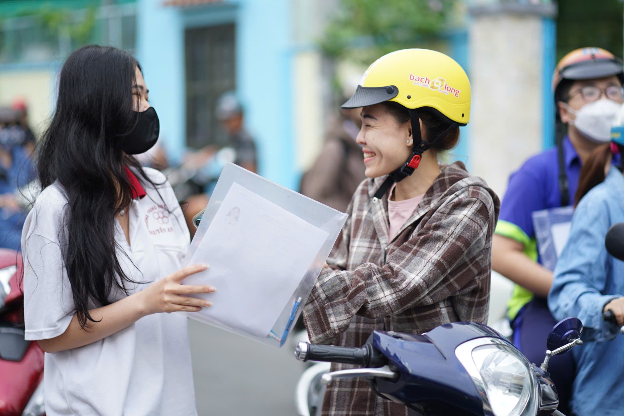 Túc trực tại điểm thi, cô hiệu phó lo lắng điểm danh từng học sinh của mình- Ảnh 3.