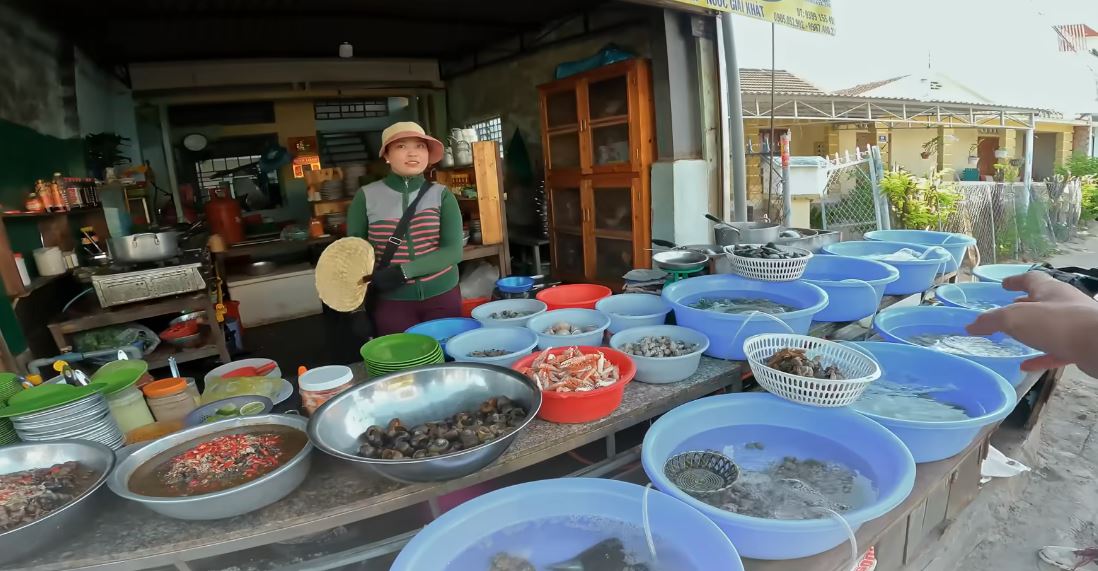 Khách Tây ăn hải sản Nha Trang xong thú thật: ‘Ở bờ Tây nước Mỹ không có món này mà ăn’- Ảnh 1.