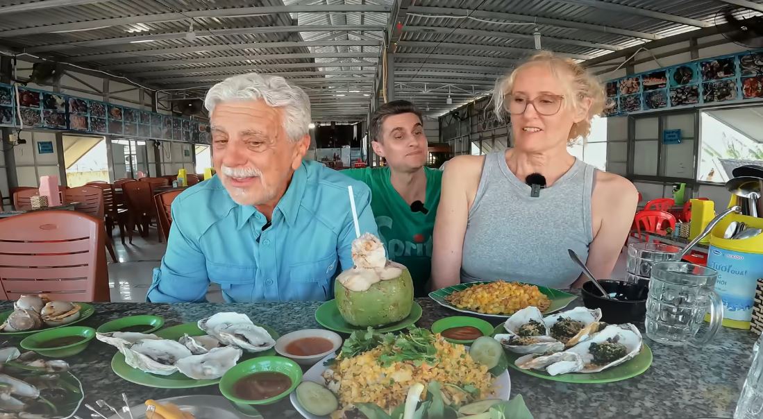 Khách Tây ăn hải sản Nha Trang xong thú thật: ‘Ở bờ Tây nước Mỹ không có món này mà ăn’- Ảnh 2.