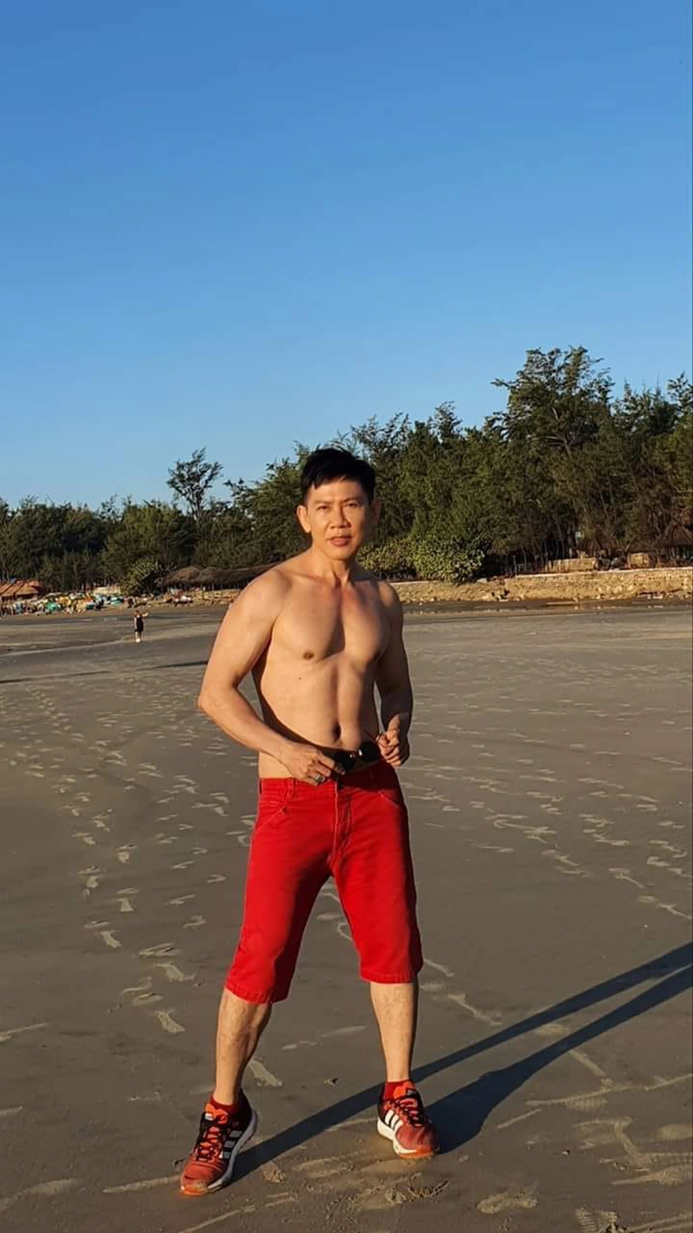 Nam ca sĩ body tráng kiện như thanh niên, U60 lần đầu công khai bạn gái Việt kiều- Ảnh 4.