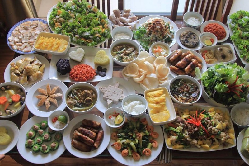 Ám ảnh liên hoan chung cư: Mất cả triệu bạc chỉ để ngồi cười trừ nhìn người khác thưởng thức 