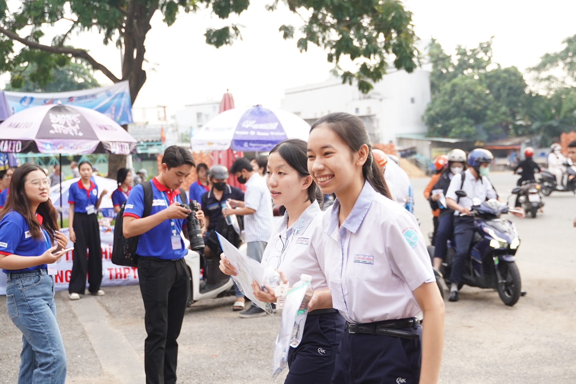 Kết thúc buổi đầu tiên thi tốt nghiệp THPT 2025: Đề hay, thí sinh phấn khởi, được 1/3 chặng đường rồi!- Ảnh 54.