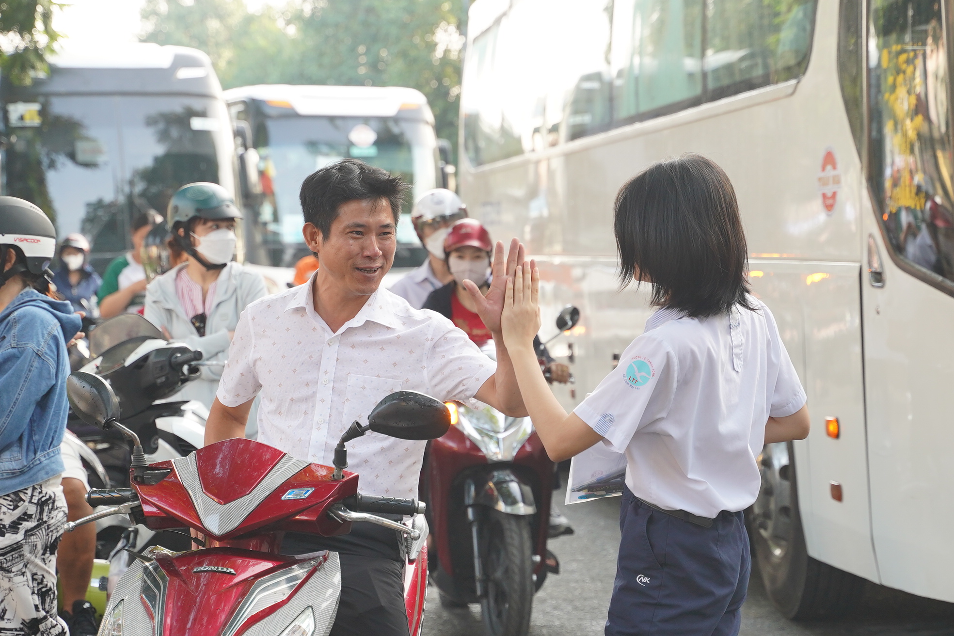 Thi tốt nghiệp THPT 2025 ngày cuối cùng: Thí sinh người than khó, người hô to "chiến thắng rồi", dù sao thì nghỉ ngơi thôi!- Ảnh 46.